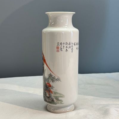 A Chinese famille rose 'Bird Among Flowers and Rockwork' rouleau vase — foto 2