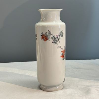A Chinese famille rose 'Bird Among Flowers and Rockwork' rouleau vase — foto 4