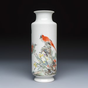 A Chinese famille rose 'Bird Among Flowers and Rockwork' rouleau vase — foto 1