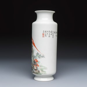 A Chinese famille rose 'Bird Among Flowers and Rockwork' rouleau vase — foto 2