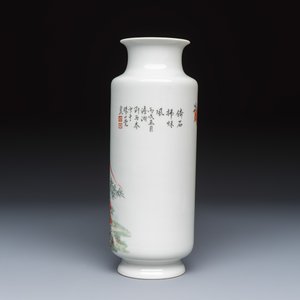 A Chinese famille rose 'Bird Among Flowers and Rockwork' rouleau vase — foto 3