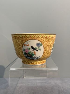 A Chinese famille rose 'bird and flower' bowl, 19th C. — photo 1
