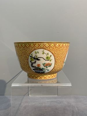A Chinese famille rose 'bird and flower' bowl, 19th C. — photo 2