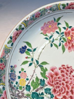 A Chinese famille rose 'Birds among Blossoming Branches' dish, Yongzheng — 照片 3