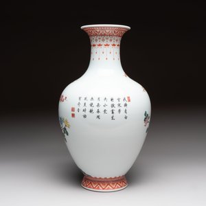 A Chinese famille rose 'birds among flowering branches' vase, Qianlong mark, 20th C. — photo 4