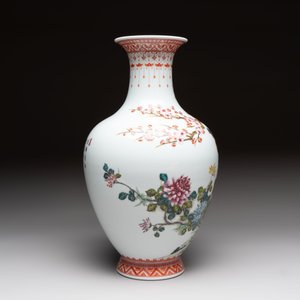 A Chinese famille rose 'birds among flowering branches' vase, Qianlong mark, 20th C. — photo 5