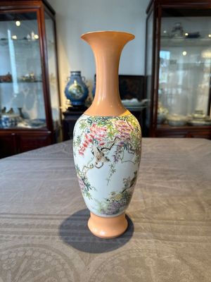 A Chinese famille rose 'birds and flowers' vase, signed Deng Xiaoyu 鄧肖禹, dated 1961 — foto 1
