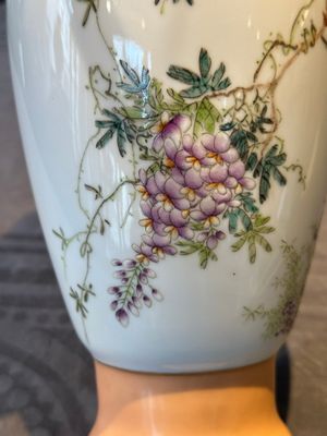 A Chinese famille rose 'birds and flowers' vase, signed Deng Xiaoyu 鄧肖禹, dated 1961 — foto 11