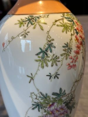 A Chinese famille rose 'birds and flowers' vase, signed Deng Xiaoyu 鄧肖禹, dated 1961 — foto 12