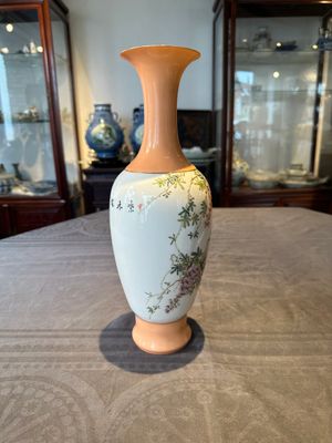 A Chinese famille rose 'birds and flowers' vase, signed Deng Xiaoyu 鄧肖禹, dated 1961 — foto 2