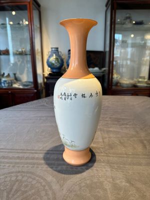 A Chinese famille rose 'birds and flowers' vase, signed Deng Xiaoyu 鄧肖禹, dated 1961 — foto 3