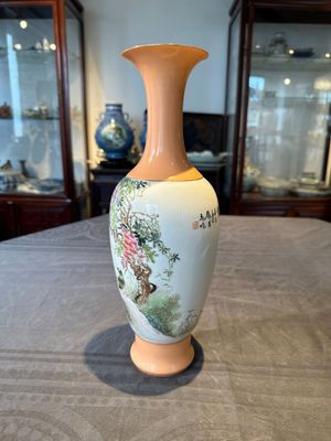 A Chinese famille rose 'birds and flowers' vase, signed Deng Xiaoyu 鄧肖禹, dated 1961 — foto 4