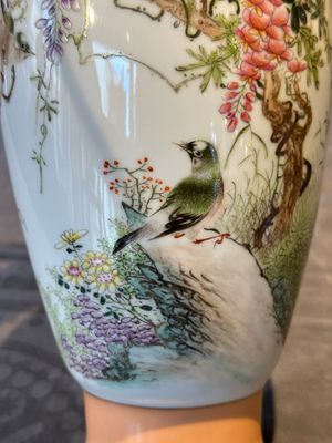 A Chinese famille rose 'birds and flowers' vase, signed Deng Xiaoyu 鄧肖禹, dated 1961 — foto 6