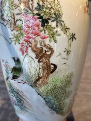 A Chinese famille rose 'birds and flowers' vase, signed Deng Xiaoyu 鄧肖禹, dated 1961 — foto 7