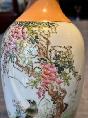 A Chinese famille rose 'birds and flowers' vase, signed Deng Xiaoyu 鄧肖禹, dated 1961 — foto 8