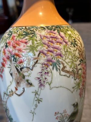 A Chinese famille rose 'birds and flowers' vase, signed Deng Xiaoyu 鄧肖禹, dated 1961 — foto 9