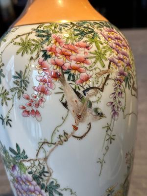 A Chinese famille rose 'birds and flowers' vase, signed Deng Xiaoyu 鄧肖禹, dated 1961 — foto 10