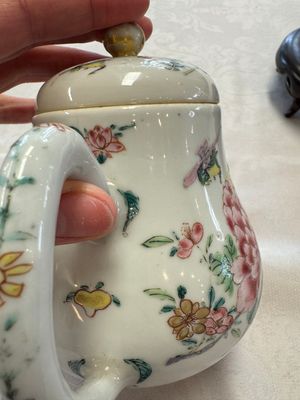 A Chinese famille rose 'Birds and Insects among Flowers' teapot on a later wooden stand, Yongzheng — 照片 6