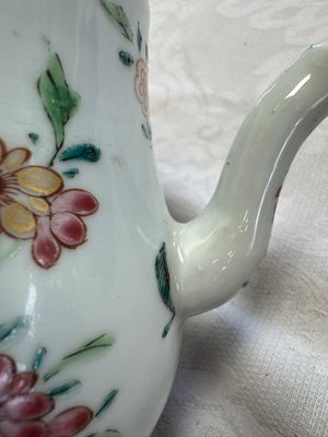 A Chinese famille rose 'Birds and Insects among Flowers' teapot on a later wooden stand, Yongzheng — 照片 9