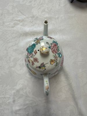 A Chinese famille rose 'Birds and Insects among Flowers' teapot on a later wooden stand, Yongzheng — 照片 10