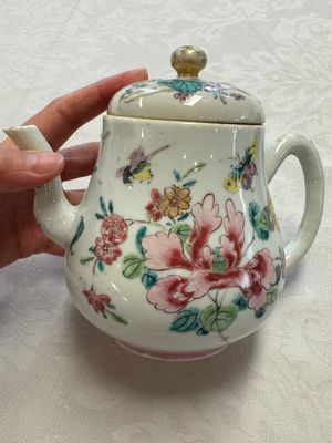 A Chinese famille rose 'Birds and Insects among Flowers' teapot on a later wooden stand, Yongzheng — 照片 1