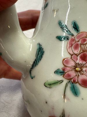 A Chinese famille rose 'Birds and Insects among Flowers' teapot on a later wooden stand, Yongzheng — 照片 2