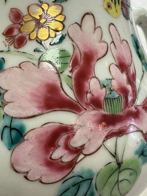A Chinese famille rose 'Birds and Insects among Flowers' teapot on a later wooden stand, Yongzheng — 照片 3