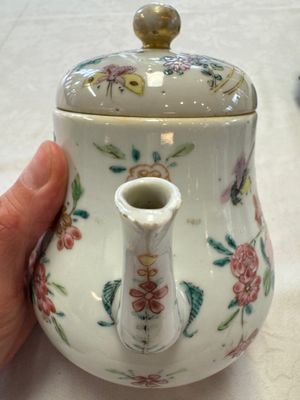 A Chinese famille rose 'Birds and Insects among Flowers' teapot on a later wooden stand, Yongzheng — 照片 4