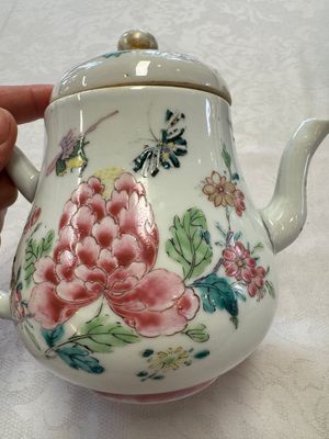 A Chinese famille rose 'Birds and Insects among Flowers' teapot on a later wooden stand, Yongzheng — 照片 5