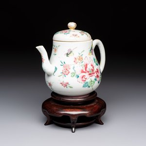 A Chinese famille rose 'Birds and Insects among Flowers' teapot on a later wooden stand, Yongzheng — 照片 1