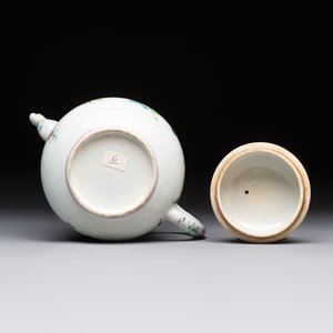A Chinese famille rose 'Birds and Insects among Flowers' teapot on a later wooden stand, Yongzheng — 照片 7
