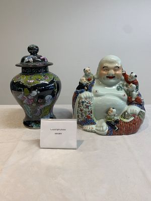 A Chinese famille rose black-ground covered vase and a famille rose Milefo Buddha, Mao Ji Sheng 茂記生造 mark, 19/20th C. — foto 1