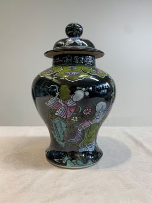 A Chinese famille rose black-ground covered vase and a famille rose Milefo Buddha, Mao Ji Sheng 茂記生造 mark, 19/20th C. — foto 13