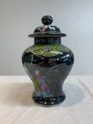 A Chinese famille rose black-ground covered vase and a famille rose Milefo Buddha, Mao Ji Sheng 茂記生造 mark, 19/20th C. — foto 14