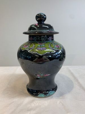 A Chinese famille rose black-ground covered vase and a famille rose Milefo Buddha, Mao Ji Sheng 茂記生造 mark, 19/20th C. — foto 15