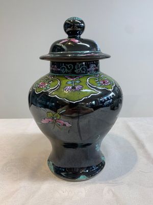 A Chinese famille rose black-ground covered vase and a famille rose Milefo Buddha, Mao Ji Sheng 茂記生造 mark, 19/20th C. — foto 16