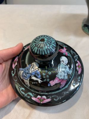 A Chinese famille rose black-ground covered vase and a famille rose Milefo Buddha, Mao Ji Sheng 茂記生造 mark, 19/20th C. — foto 17