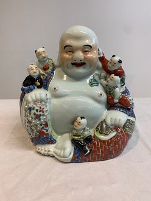 A Chinese famille rose black-ground covered vase and a famille rose Milefo Buddha, Mao Ji Sheng 茂記生造 mark, 19/20th C. — foto 2
