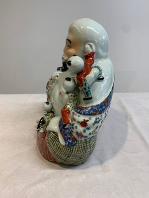 A Chinese famille rose black-ground covered vase and a famille rose Milefo Buddha, Mao Ji Sheng 茂記生造 mark, 19/20th C. — foto 3