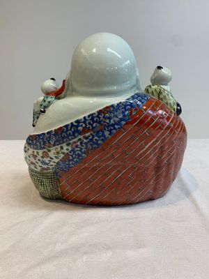 A Chinese famille rose black-ground covered vase and a famille rose Milefo Buddha, Mao Ji Sheng 茂記生造 mark, 19/20th C. — foto 4