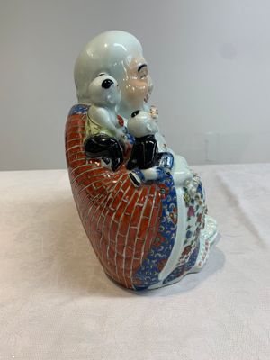 A Chinese famille rose black-ground covered vase and a famille rose Milefo Buddha, Mao Ji Sheng 茂記生造 mark, 19/20th C. — foto 5
