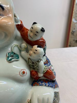 A Chinese famille rose black-ground covered vase and a famille rose Milefo Buddha, Mao Ji Sheng 茂記生造 mark, 19/20th C. — foto 6