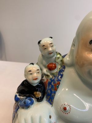 A Chinese famille rose black-ground covered vase and a famille rose Milefo Buddha, Mao Ji Sheng 茂記生造 mark, 19/20th C. — foto 7