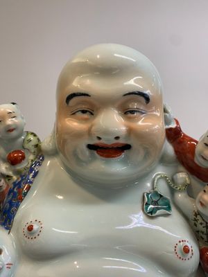 A Chinese famille rose black-ground covered vase and a famille rose Milefo Buddha, Mao Ji Sheng 茂記生造 mark, 19/20th C. — foto 8
