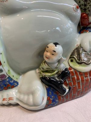 A Chinese famille rose black-ground covered vase and a famille rose Milefo Buddha, Mao Ji Sheng 茂記生造 mark, 19/20th C. — foto 9
