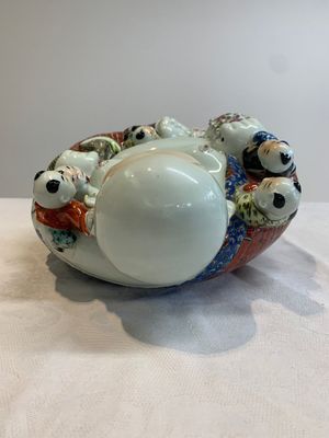 A Chinese famille rose black-ground covered vase and a famille rose Milefo Buddha, Mao Ji Sheng 茂記生造 mark, 19/20th C. — foto 10