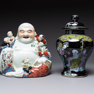 A Chinese famille rose black-ground covered vase and a famille rose Milefo Buddha, Mao Ji Sheng 茂記生造 mark, 19/20th C. — foto 1