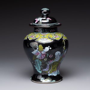 A Chinese famille rose black-ground covered vase and a famille rose Milefo Buddha, Mao Ji Sheng 茂記生造 mark, 19/20th C. — foto 11