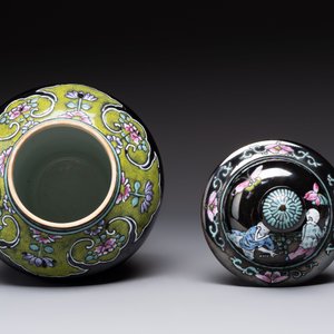 A Chinese famille rose black-ground covered vase and a famille rose Milefo Buddha, Mao Ji Sheng 茂記生造 mark, 19/20th C. — foto 12
