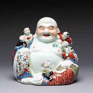 A Chinese famille rose black-ground covered vase and a famille rose Milefo Buddha, Mao Ji Sheng 茂記生造 mark, 19/20th C. — foto 2